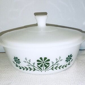 PRE- OWNED GLASSBAKE J2600 GREEN DAISY 1.5 QUART CASSEROLE BOWL WITH LID
